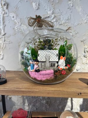 Cam Fanus İçinde Sevimli Ev, Aşık Çift ve Tavşanlı Teraryum Aranjmanı