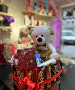 Kırmızı Kurdeleli Çikolata Şöleni ve Peluş Ayıcıklı Hediye Kutusu