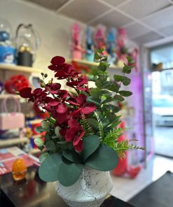 Mermer Desenli Saksıda Bordo Orkide ve Yeşillik Aranjmanı