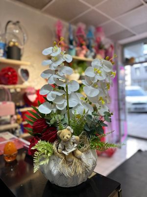 Mermer Desenli Saksıda Çift Dallı Beyaz Orkide ve Kırmızı Gül Aranjmanı