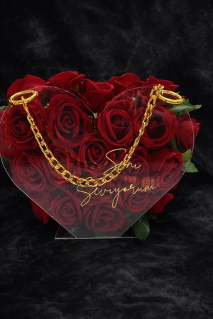 Seni Seviyorum Mesajlı Şeffaf Kalp İçinde Kırmızı Yapay Gül Aranjmanı
