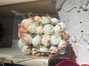 Seni Seviyorum Mesajlı Şeffaf Kutuda Şeftali ve Beyaz Yapay Gül Aranjmanı